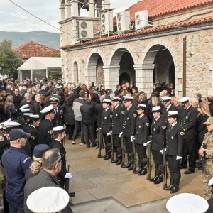 Άστρος: Τελευταίο «αντίο» στον 53χρονο λιμενικό που έχασε τη ζωή του από την κακοκαιρία – Η Βουλή θα «υιοθετήσει» το παιδί του