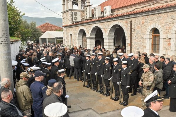 Άστρος: Τελευταίο «αντίο» στον 53χρονο λιμενικό που έχασε τη ζωή του από την κακοκαιρία – Η Βουλή θα «υιοθετήσει» το παιδί του