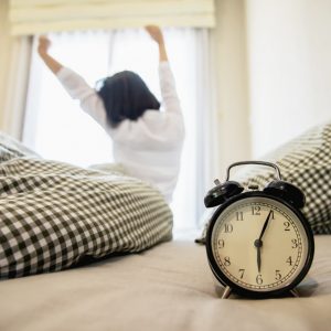 Γιατί ξυπνάμε νωρίτερα όσο μεγαλώνουμε; Οι επιστήμονες έχουν την απάντηση