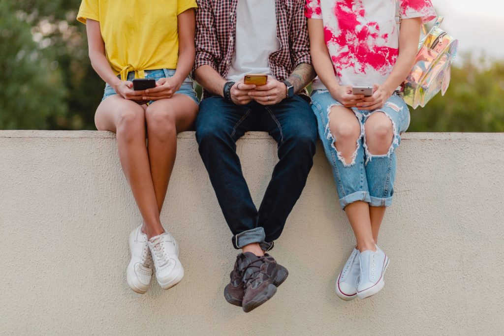 Ποια ψηφιακά μέσα αποσπούν τους εφήβους και «ευθύνονται» για άνοδο της ΔΕΠΥ