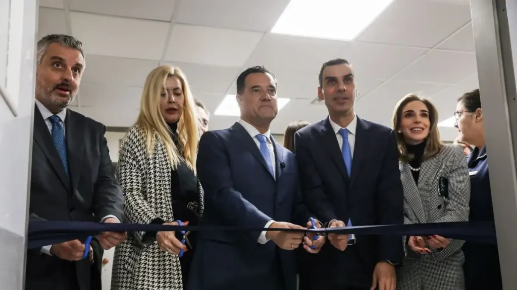 Ο Άδωνις Γεωργιάδης εγκαινίασε τα ανακαινισμένα χειρουργεία στον «Άγιο Σάββα» – Διαμαρτυρία από εργαζόμενους