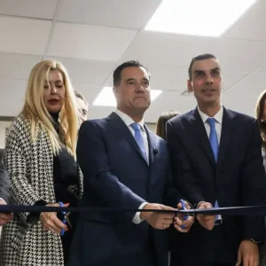 Ο Άδωνις Γεωργιάδης εγκαινίασε τα ανακαινισμένα χειρουργεία στον «Άγιο Σάββα» – Διαμαρτυρία από εργαζόμενους