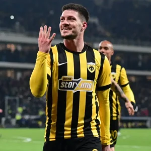Super League: Ο «σεληνιασμένος» Γιόβιτς στο ντέρμπι ΑΕΚ – Παναθηναϊκός και ο Χατσίδης που «συστήθηκε» στους φίλους του ΠΑΟΚ