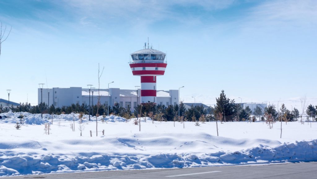 Παραλύουν τα αεροδρόμια σε Βιέννη, Πράγα και Μπρατισλάβα: Χιόνια και παγετός ακυρώνουν πτήσεις