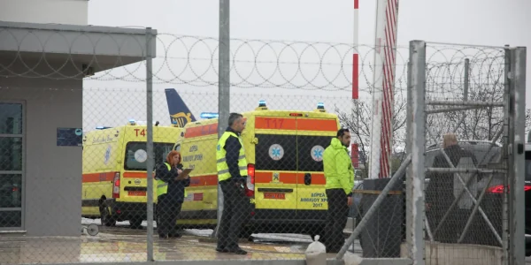 Έφτασαν στη Θεσσαλονίκη οι δύο τραυματίες οπαδοί του ΠΑΟΚ - Θα μεταφερθούν στο «Παπαγεωργίου» (ΒΙΝΤΕΟ)