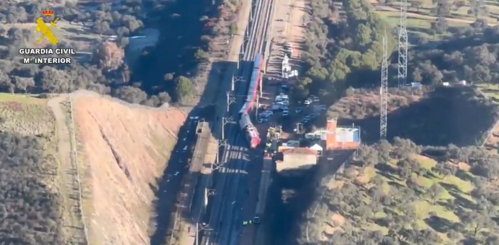 Βίντεο - drone σοκ από το σιδηροδρομικό δυστύχημα στην Ισπανία - Σμπαράλια τα δύο τρένα, «παράξενο δυστύχημα»