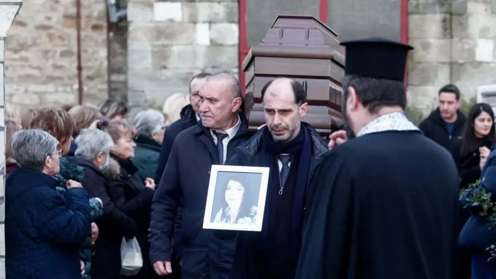 Βιολάντα: «Δεν ήταν ατύχημα, ήταν προϊόν αμέλειας και αδιαφορίας» – Ο ανατριχιαστικός επικήδειος του γιου της Αγάπης Μπουνόβα