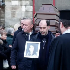 Βιολάντα: «Δεν ήταν ατύχημα, ήταν προϊόν αμέλειας και αδιαφορίας» – Ο ανατριχιαστικός επικήδειος του γιου της Αγάπης Μπουνόβα