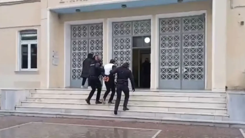 Αγρίνιο: Με αλεξίσφαιρο στον ανακριτή ο δράστης της δολοφονίας του 50χρονου – Τι θα πει στην απολογία του