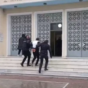 Αγρίνιο: Με αλεξίσφαιρο στον ανακριτή ο δράστης της δολοφονίας του 50χρονου – Τι θα πει στην απολογία του