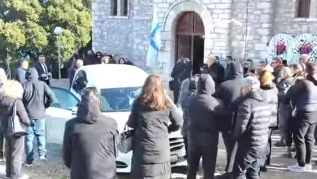 Δολοφονία στο Αγρίνιο: Βουβός ο πόνος στο τελευταίο «αντίο» στον 50χρονο κοινοτάρχη στο Λιθοβούνι