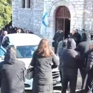 Δολοφονία στο Αγρίνιο: Βουβός ο πόνος στο τελευταίο «αντίο» στον 50χρονο κοινοτάρχη στο Λιθοβούνι