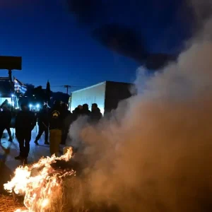 Ένταση στο μπλόκο των αγροτών στη Θήβα – Έχουν βάλει φωτιά σε δέματα από άχυρο