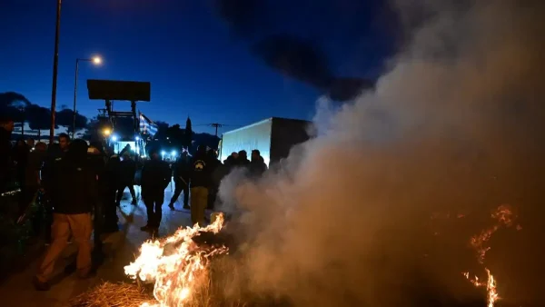 Ένταση στο μπλόκο των αγροτών στη Θήβα – Έχουν βάλει φωτιά σε δέματα από άχυρο