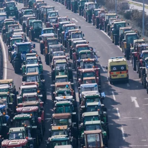 Οι αγρότες αποφασίζουν τις επόμενες κινήσεις του και επιλέγουν εκπροσώπους για συνάντηση με τον Μητσοτάκη