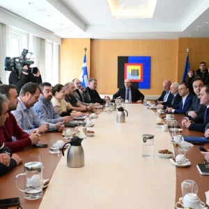 Με αντιπροσωπεία των αγροτών συναντώνται Χατζηδάκης και Τσιάρας: «Είμαστε εδώ να βρούμε λύσεις»