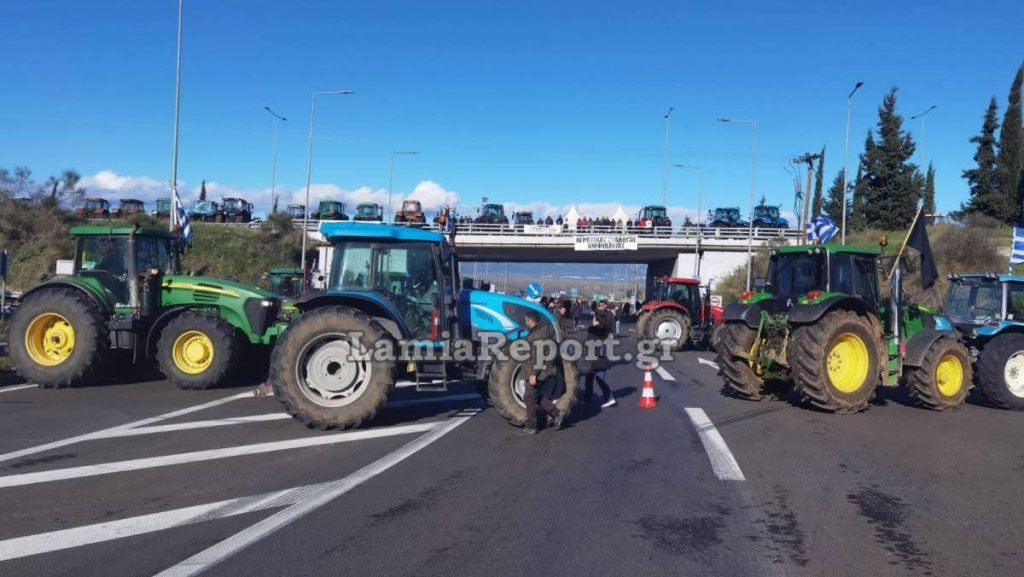 ΤΩΡΑ: «Μπλόκαραν» όλους τους δρόμους οι αγρότες στον κόμβο του Μπράλου και έκοψαν την Ελλάδα στα δύο