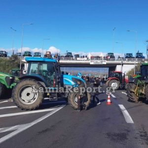 «Μπλόκαραν» όλους τους δρόμους οι αγρότες στον κόμβο του Μπράλου και έκοψαν την Ελλάδα στα δύο