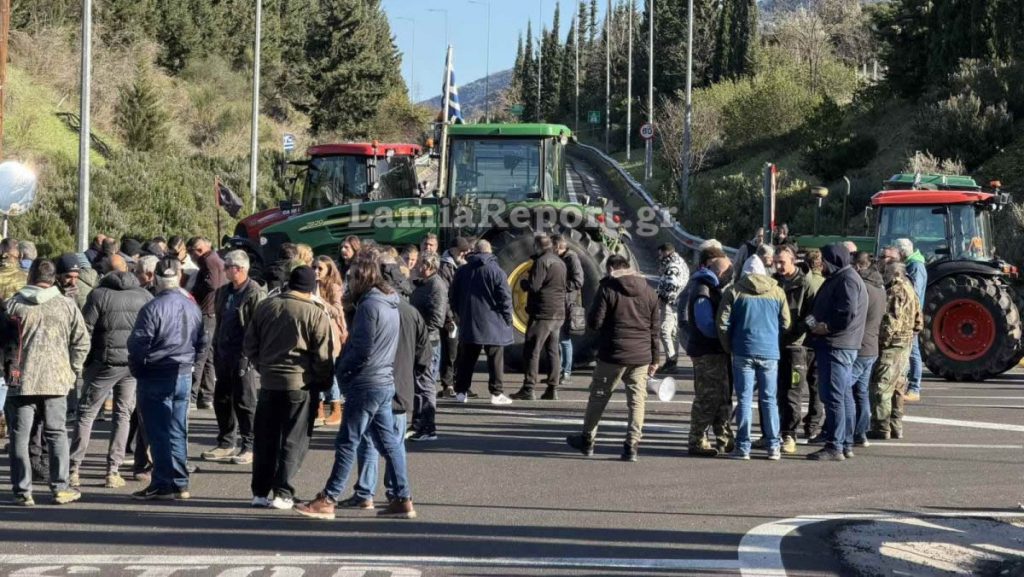 Ένταση στο μπλόκο του Μπράλου, όταν οι αγρότες εντόπισαν αστυνομικό με πολιτικά που έβγαζε φωτογραφίες - ΒΙΝΤΕΟ