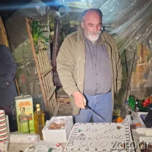 Πρωτοχρονιά στα μπλόκα έκαναν οι αγρότες στα Χανιά: Έκοψαν βασιλόπιτα στα Μεγάλα Χωράφια