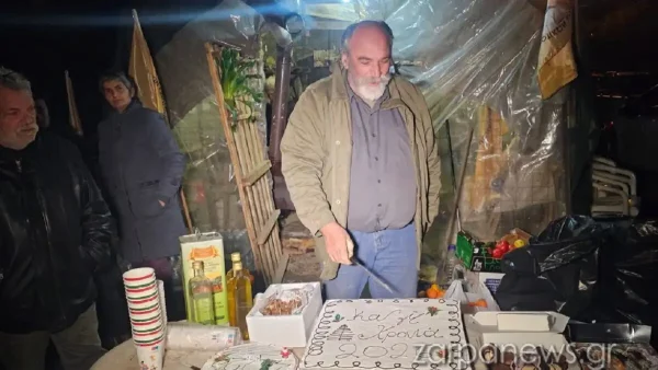 Πρωτοχρονιά στα μπλόκα έκαναν οι αγρότες στα Χανιά: Έκοψαν βασιλόπιτα στα Μεγάλα Χωράφια