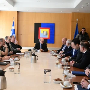 Σε εξέλιξη η συνάντηση των αγροτών με Χατζηδάκη και Τσιάρα