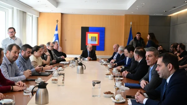 Σε εξέλιξη η συνάντηση των αγροτών με Χατζηδάκη και Τσιάρα