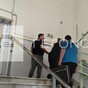 Παρατάθηκε η κράτηση 53χρονης που διακινούσε άσεμνα βίντεο και φωτογραφίες της ανήλικης κόρης της