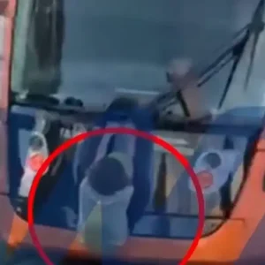 Ανήλικος κρεμάστηκε από κινούμενο τραμ στην Αθήνα για να κάνει ένα «challenge»