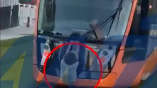 Ανήλικος κρεμάστηκε από κινούμενο τραμ στην Αθήνα για να κάνει ένα «challenge»