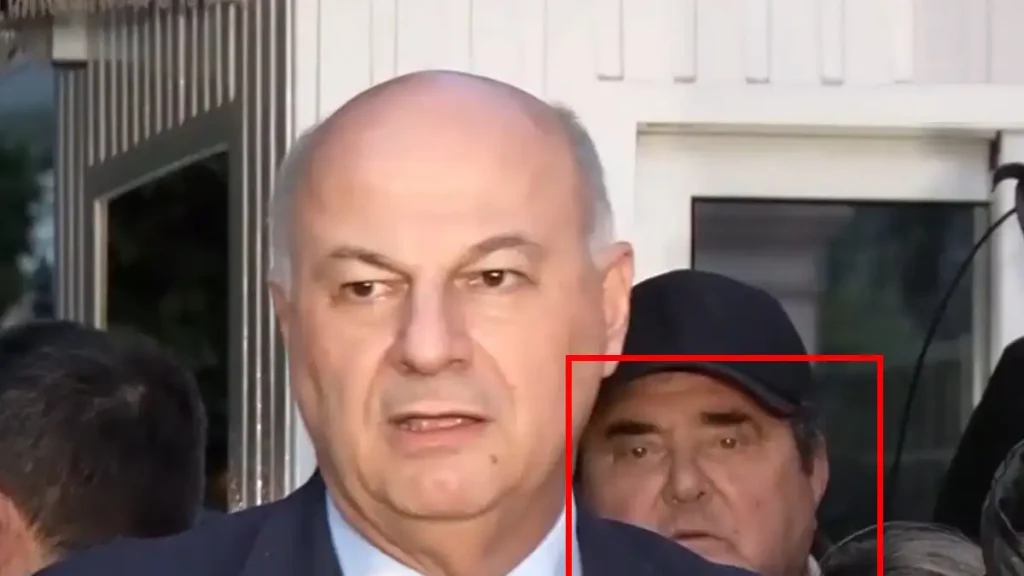 Πρώτο πλάνο ο Ανεστίδης έξω από το Μαξίμου την ώρα των δηλώσεων για τη συνάντηση Μητσοτάκη με τους αγρότες