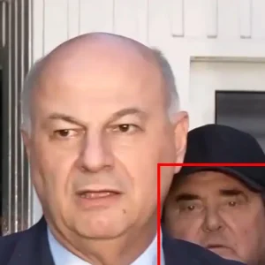 Πρώτο πλάνο ο Ανεστίδης έξω από το Μαξίμου την ώρα των δηλώσεων για τη συνάντηση Μητσοτάκη με τους αγρότες