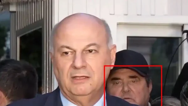 Πρώτο πλάνο ο Ανεστίδης έξω από το Μαξίμου την ώρα των δηλώσεων για τη συνάντηση Μητσοτάκη με τους αγρότες