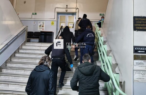 Βόλος: Δίωξη σε βαθμό κακουργήματος για τους νεαρούς που έβαλαν φωτιά στις Φυλακές