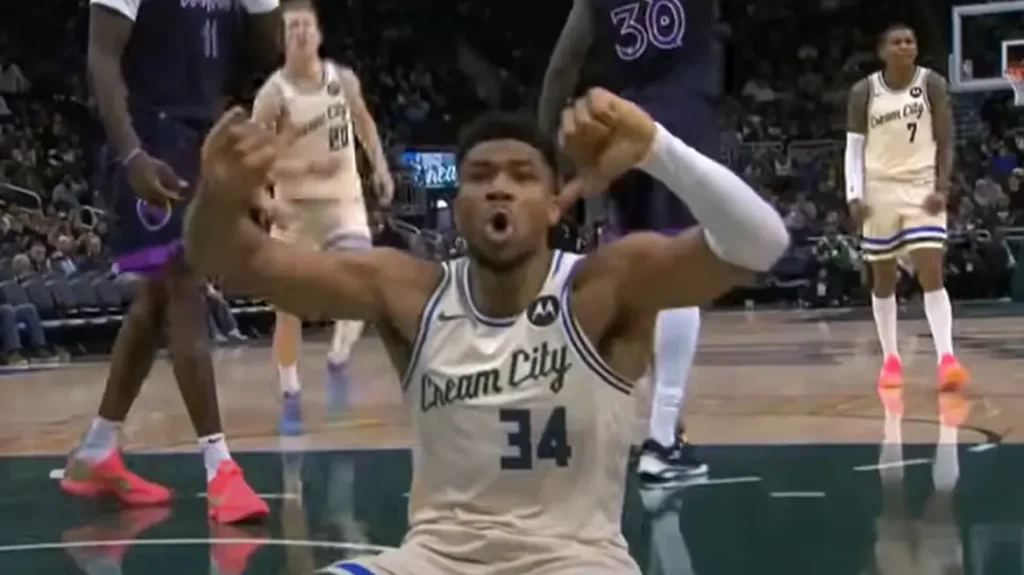 Οργισμένος ο Αντετοκούνμπο από τις αποδοκιμασίες των οπαδών των Μπακς: Τους γιούχαρε μέσα από το παρκέ