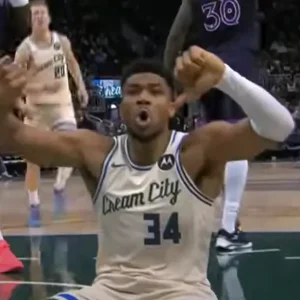 Οργισμένος ο Αντετοκούνμπο από τις αποδοκιμασίες των οπαδών των Μπακς: Τους γιούχαρε μέσα από το παρκέ