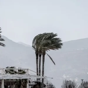 Κρήτη: Αποπνικτική η ατμόσφαιρα από την αφρικανική σκόνη, προβλήματα από τους θυελλώδεις ανέμους