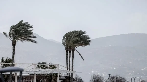 Κρήτη: Αποπνικτική η ατμόσφαιρα από την αφρικανική σκόνη, προβλήματα από τους θυελλώδεις ανέμους
