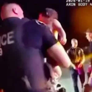 Ήρωας αστυνομικός έσωσε μωρό από πνιγμό σε μια δραματική επέμβαση που κατέγραψε κάμερα