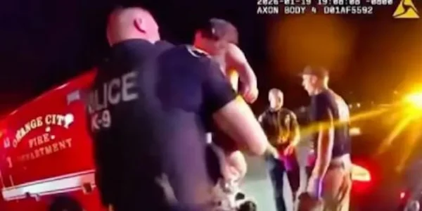 Ήρωας αστυνομικός έσωσε μωρό από πνιγμό σε μια δραματική επέμβαση που κατέγραψε κάμερα