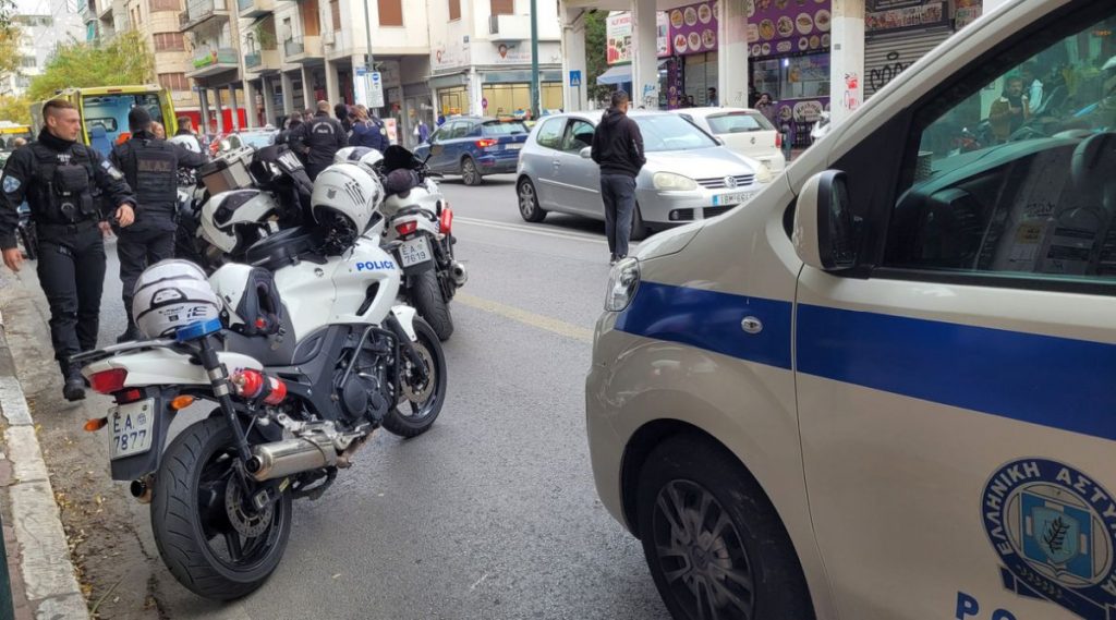 Συναγερμός στον Κορυδαλλό: Γυναίκα απειλεί να πέσει από ταράτσα πολυκατοικίας