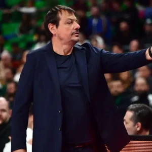 Οπαδοί της Μακάμπι υποδέχτηκαν με υβριστικά συνθήματα τον Αταμάν και τους παίκτες του Παναθηναϊκού