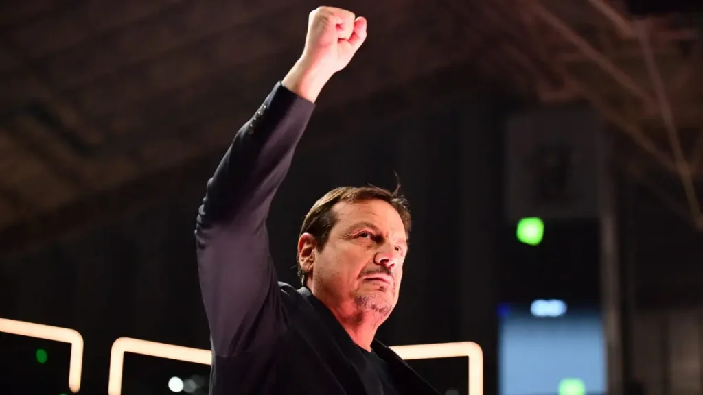 Ο Εργκίν Αταμάν μπήκε με υψωμένες γροθιές στο Παναθηναϊκός – Βίρτους Μπολόνια