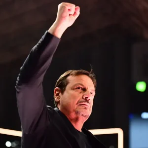 Ο Εργκίν Αταμάν μπήκε με υψωμένες γροθιές στο Παναθηναϊκός – Βίρτους Μπολόνια