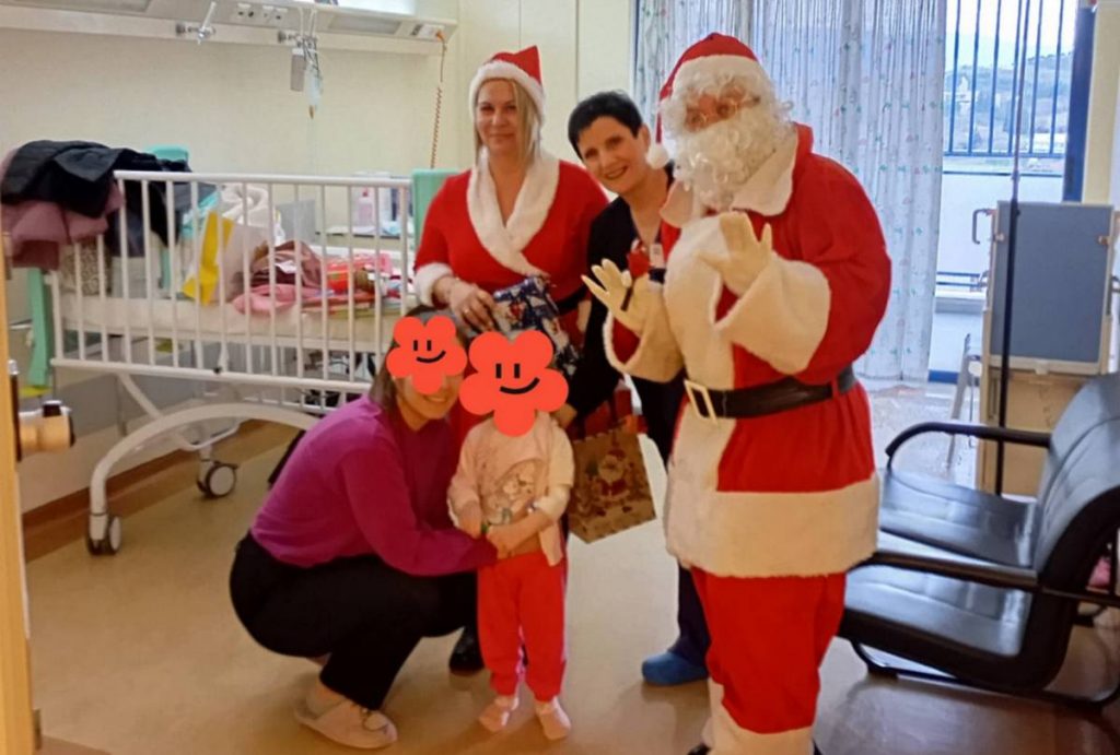 Ο Άγιος Βασίλης επισκέφτηκε την Παιδιατρική Κλινική του Νοσοκομείου Λαμίας