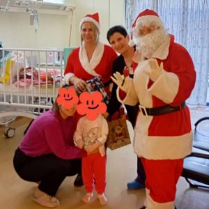 Ο Άγιος Βασίλης επισκέφτηκε την Παιδιατρική Κλινική του Νοσοκομείου Λαμίας