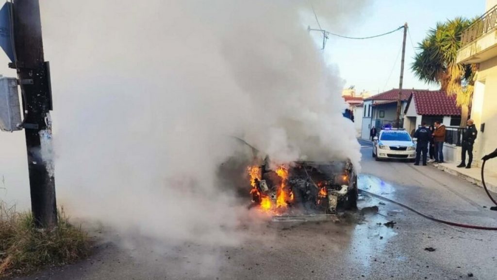 Στις φλόγες παραδόθηκε αυτοκίνητο - Πρόλαβαν και το εγκατέλειψαν πατέρας και γιος