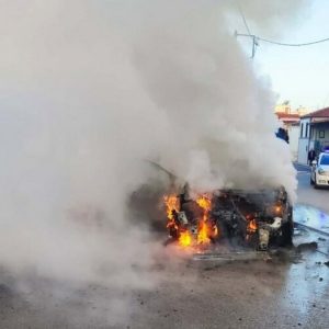 Στις φλόγες παραδόθηκε αυτοκίνητο - Πρόλαβαν και το εγκατέλειψαν πατέρας και γιος