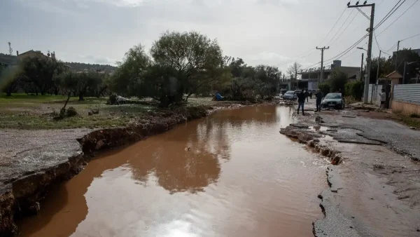 Κακοκαιρία: Γιατί η νεροποντή «έπνιξε» τα νότια προάστια – Το τρίπτυχο της φονικής πλημμύρας