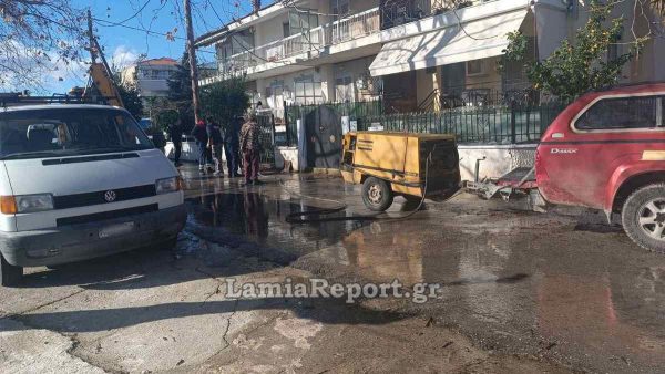 Έσπασε αγωγός ύδρευσης στις Εργατικές Κατοικίες Νέας Μαγνησίας - Πλημμύρισαν υπόγεια